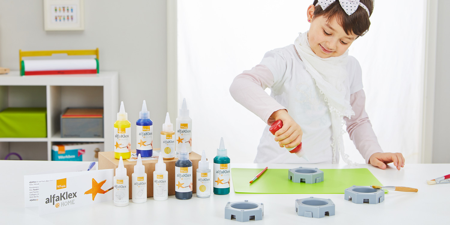 Die kleinen Flaschen (100 ml und 50 ml) des alfaKlex@HOME-Sets liegen den Kindern gut in der Hand und haben genug Inhalt für viele Gemälde zu Hause im Kinderzimmer.