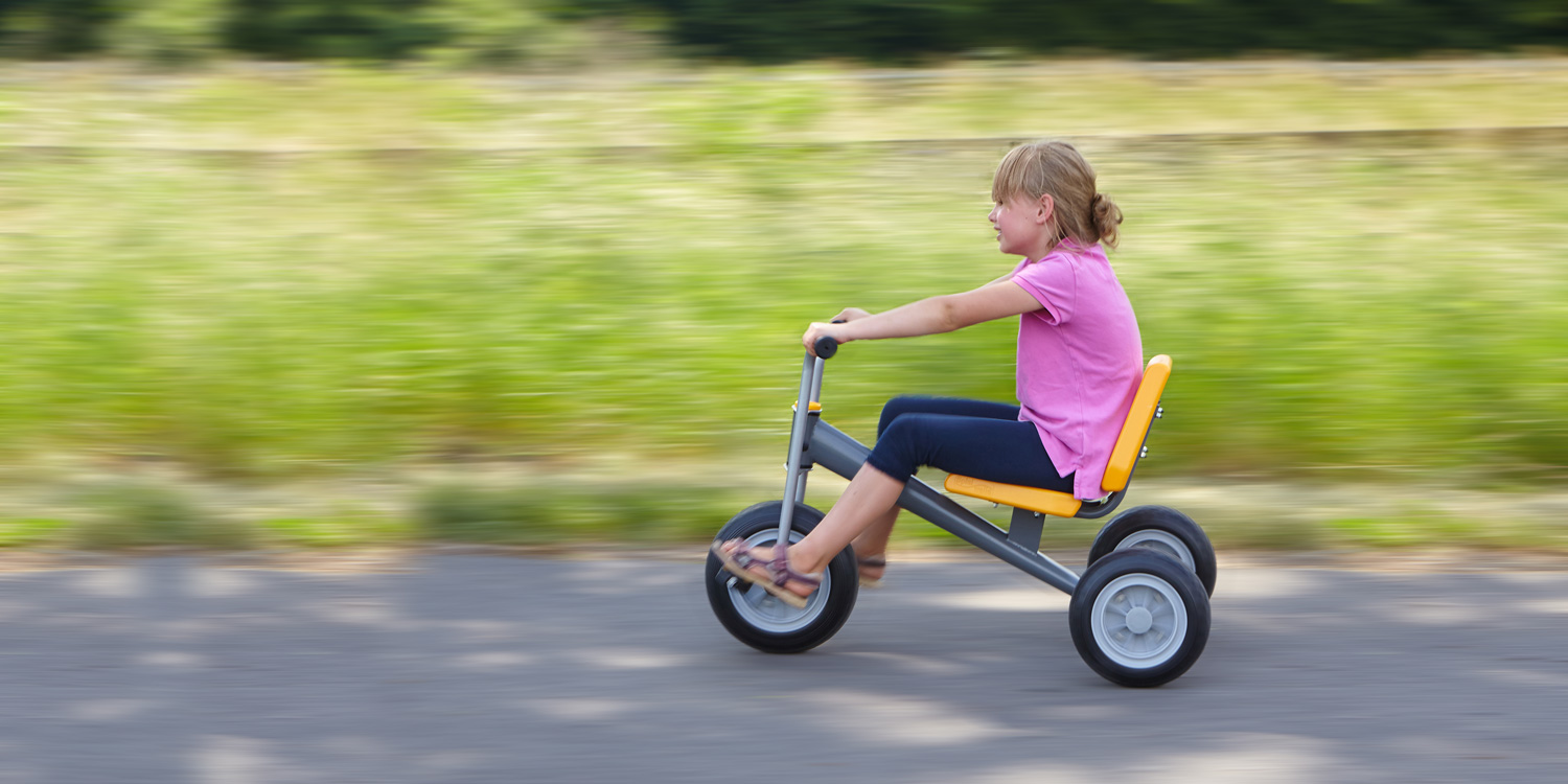 Mit dem Dreirad können die Kinder sehr schnell werden. Aber sicher.