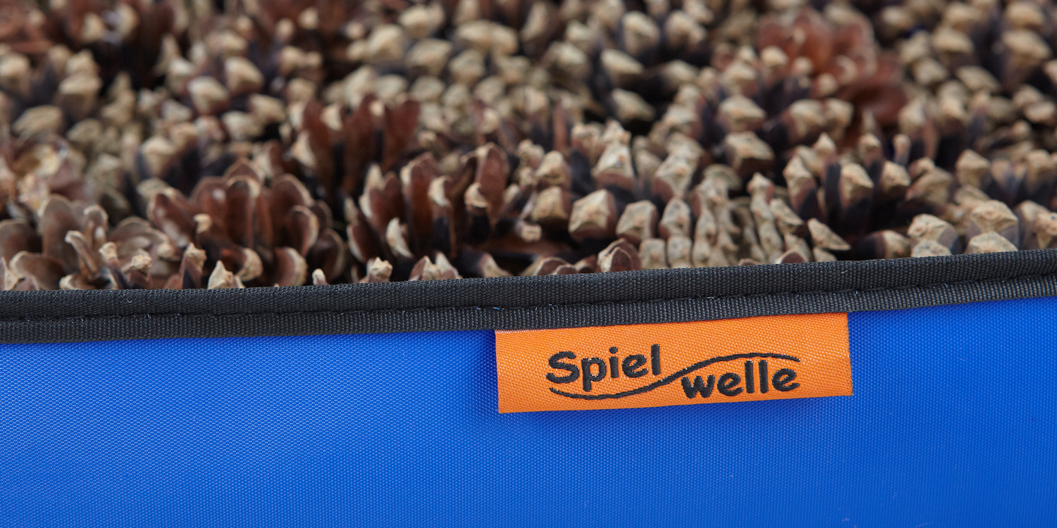 Natur mit den Füßen fühlen: z. B. Tannenzapfen in der Wanne