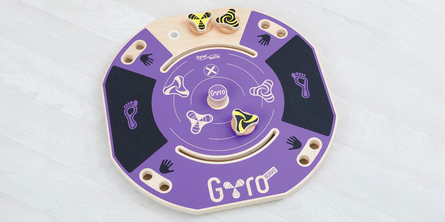 Blick auf die Oberseite des Gyro-Boards mit Grifflöchern, Anti-Rutsch-Flächen für die Füße und Magnethaltern für die drei Kreisel.