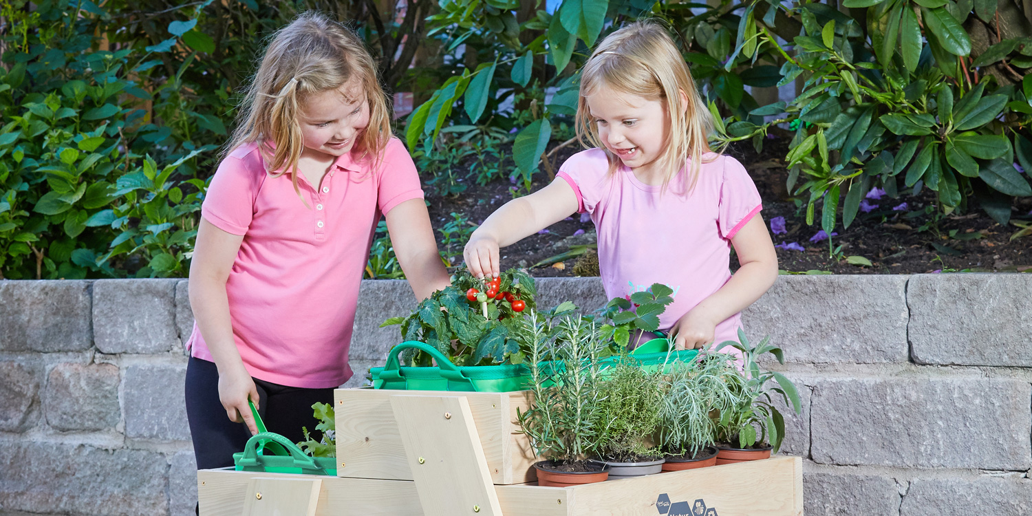Mit Spaß lernen Kinder von der Natur, wie Pflanzen wachsen und was sie benötigen.