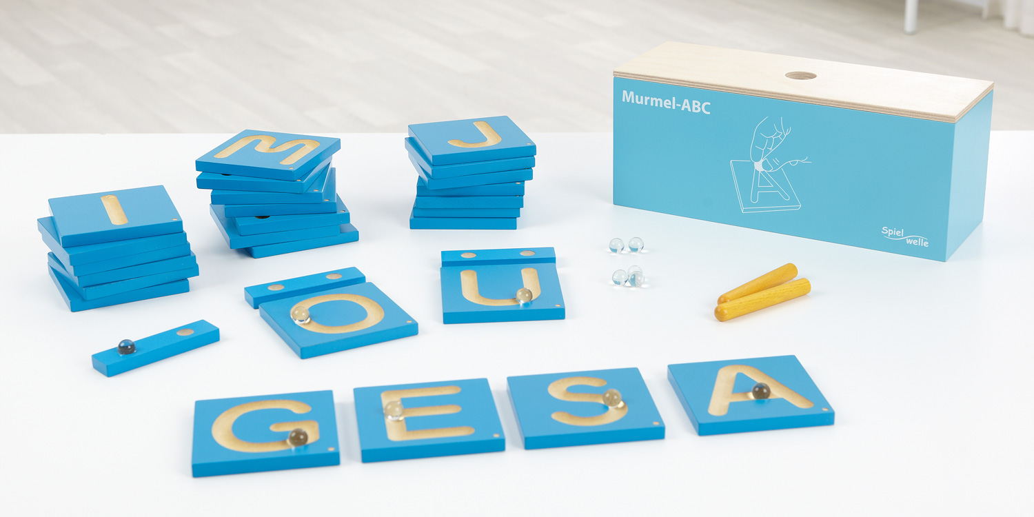 Holzbox mit Spieltafeln aus Holz (MDF) mit Murmeln und Stiften