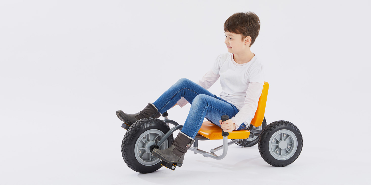 Kinder trainieren ihre Motorik und Koordination beim Fahren mit dem Newton Bike.