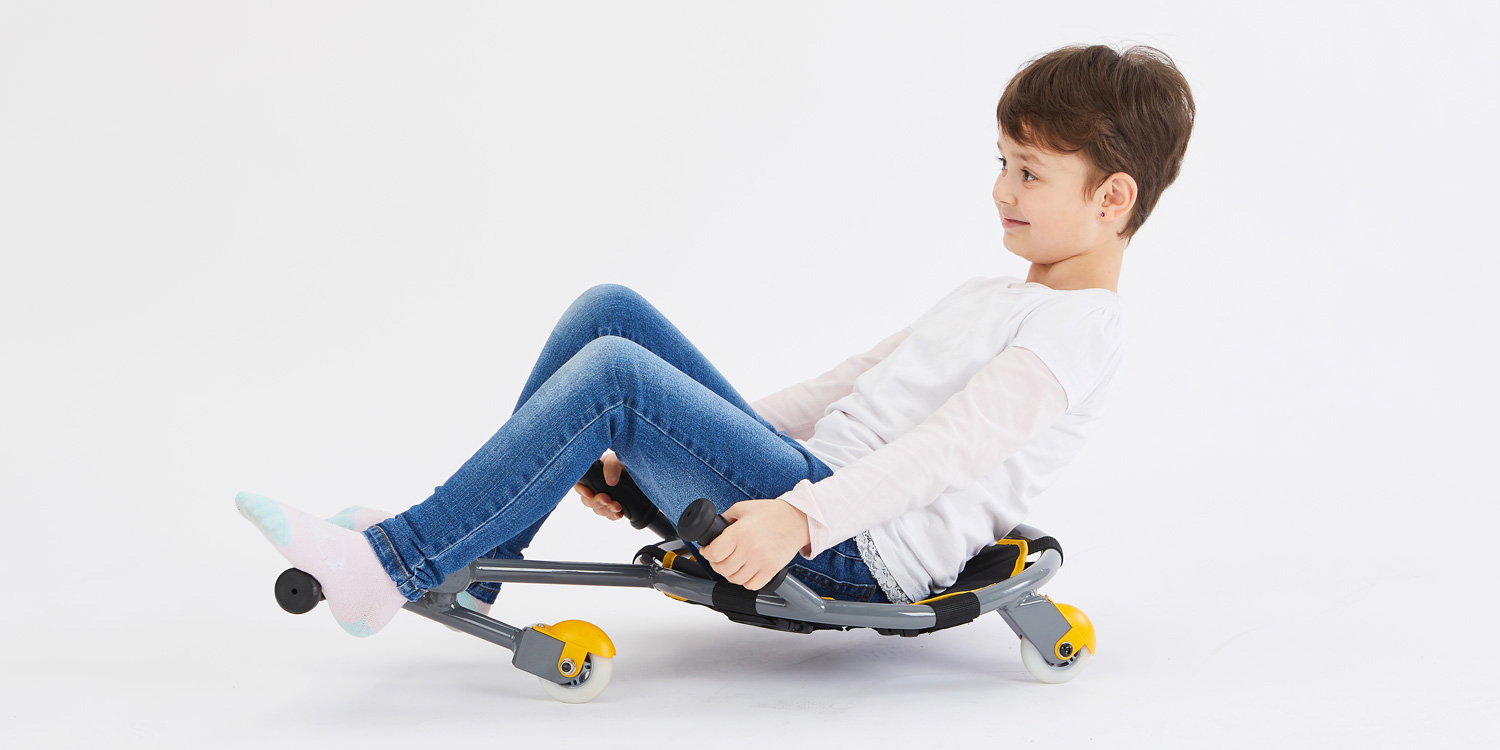 Die flexible Sitzfläche ohne Rückenlehne ermöglicht Kindern unterschiedliche Sitzpositionen (nach vorne gebeugt, nach hinten gelegt oder aufrecht sitzend).