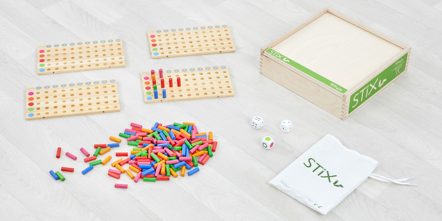 Holzbox mit viel Spielmaterial aus Bambus, nachhaltig und ökologisch